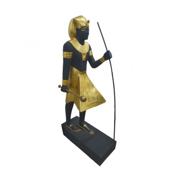 Estatua-de-faraón-con-falda2